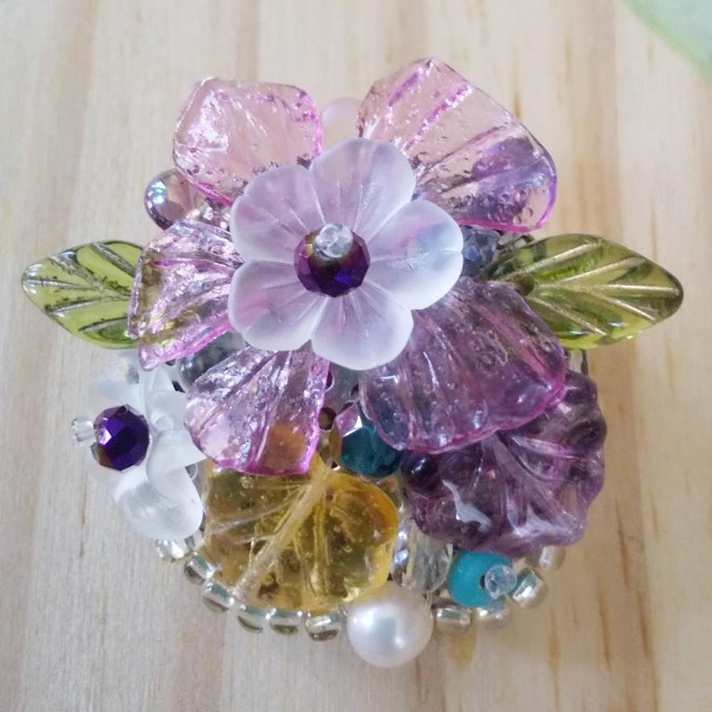 ドイツ製の大きな花をあしらった立体花ブローチ