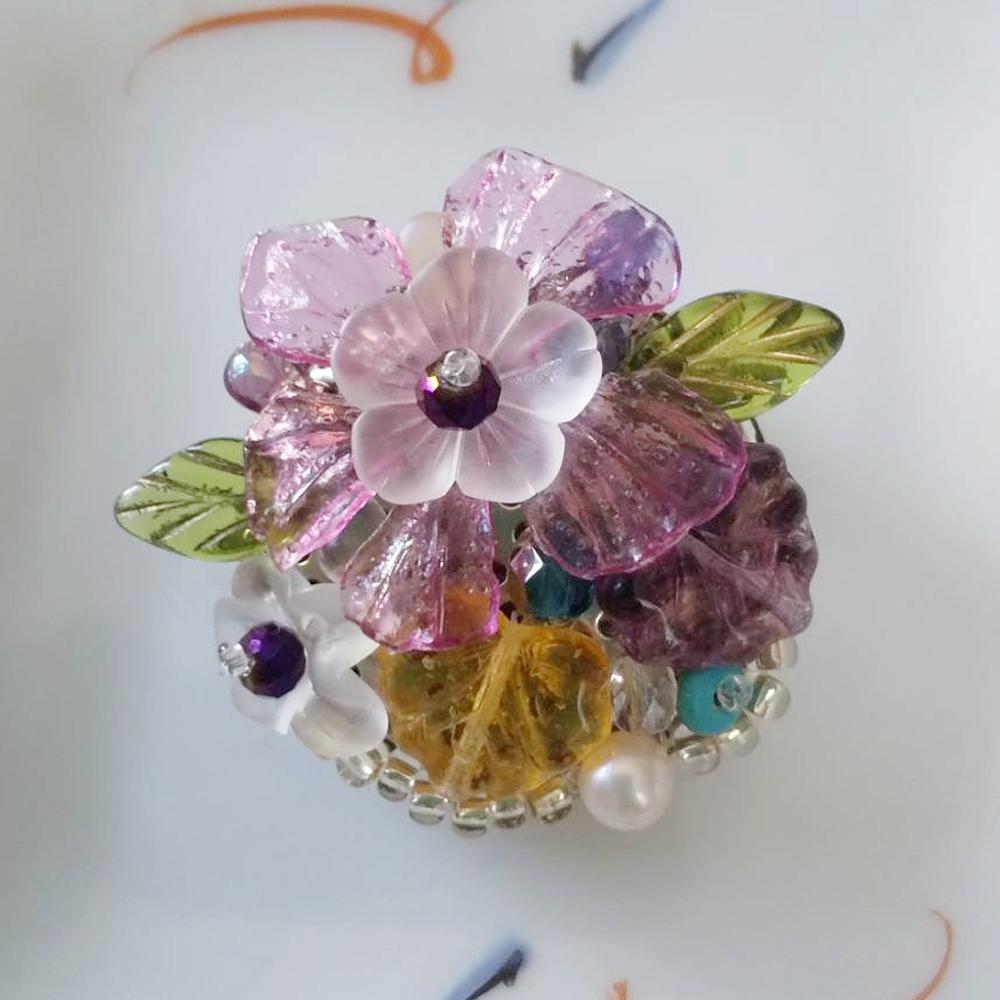 ドイツ製の大きな花をあしらった立体花ブローチ | 3枚目