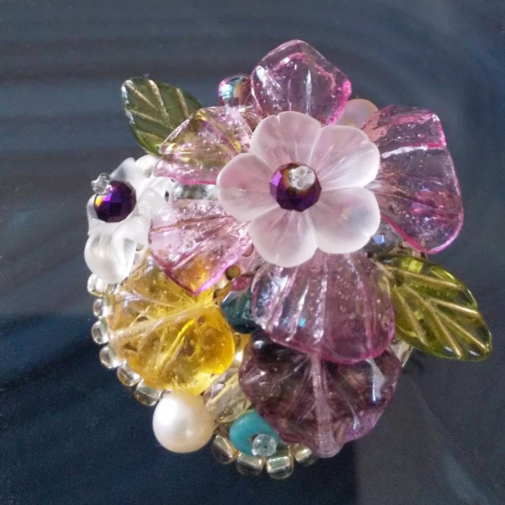 ドイツ製の大きな花をあしらった立体花ブローチ | 5枚目