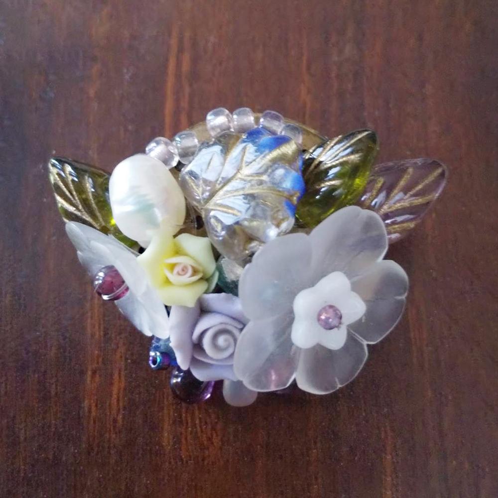 淡水パール(真珠)付きのエレガントな立体花ブローチ | 2枚目