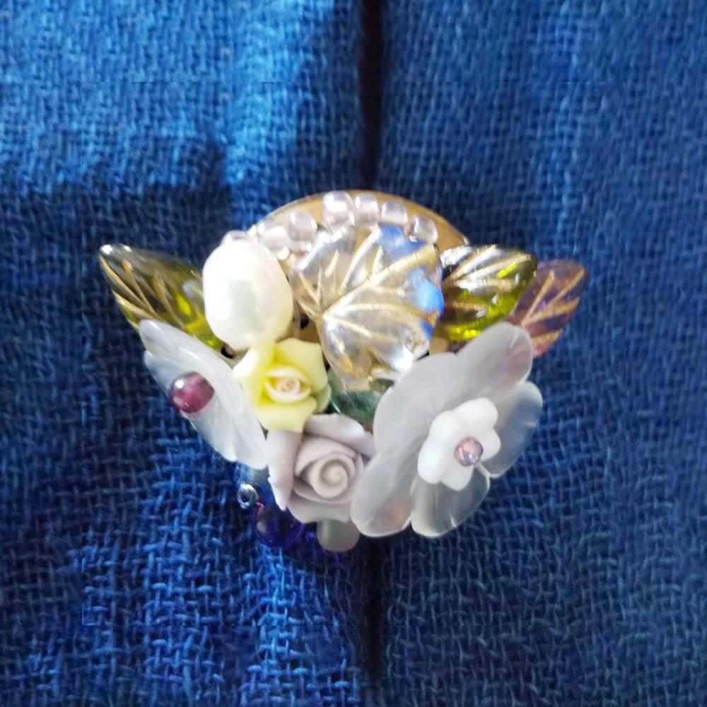 淡水パール(真珠)付きのエレガントな立体花ブローチ | 5枚目