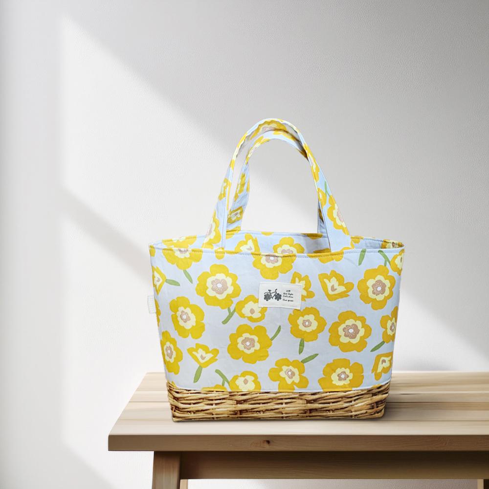 北欧花と竹カゴ風トートバッグ　ポケット3つ付き