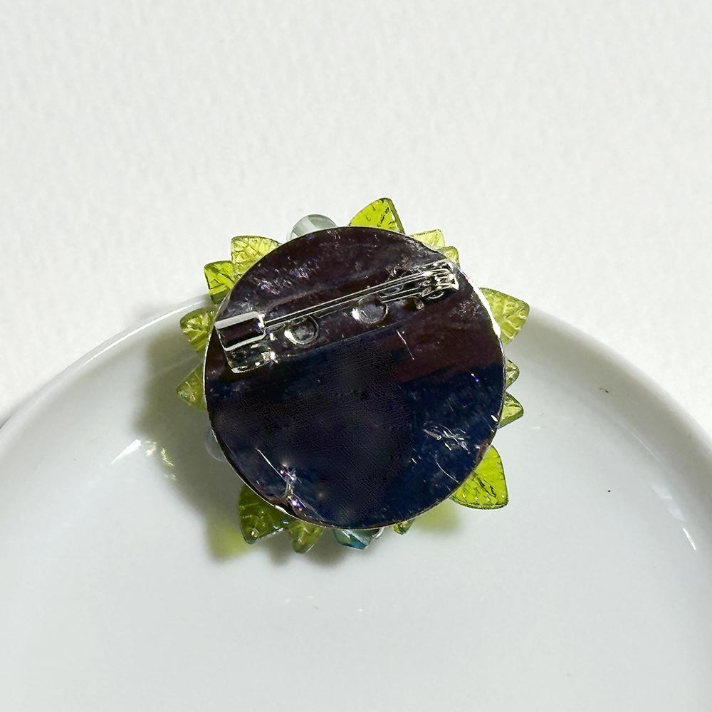 緑の葉と紫の薔薇のエレガントな立体花ブローチ | 3枚目