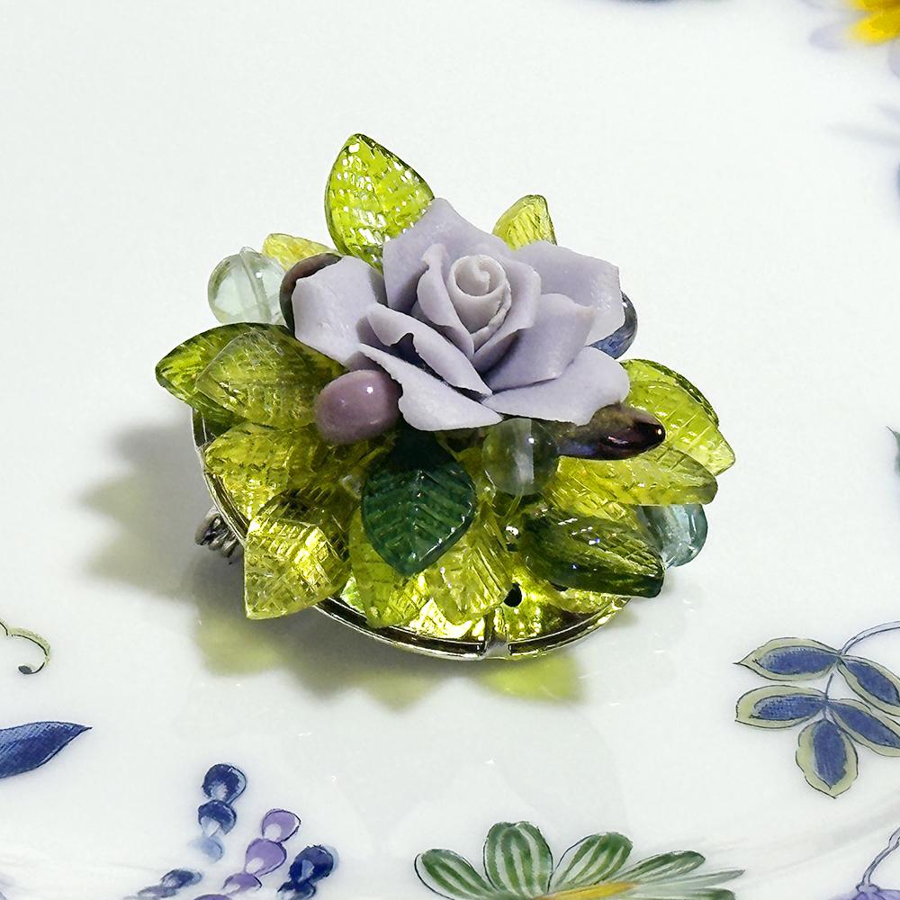 緑の葉と紫の薔薇のエレガントな立体花ブローチ | 4枚目