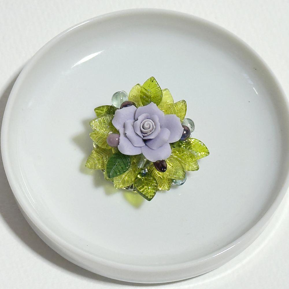 緑の葉と紫の薔薇のエレガントな立体花ブローチ | 5枚目