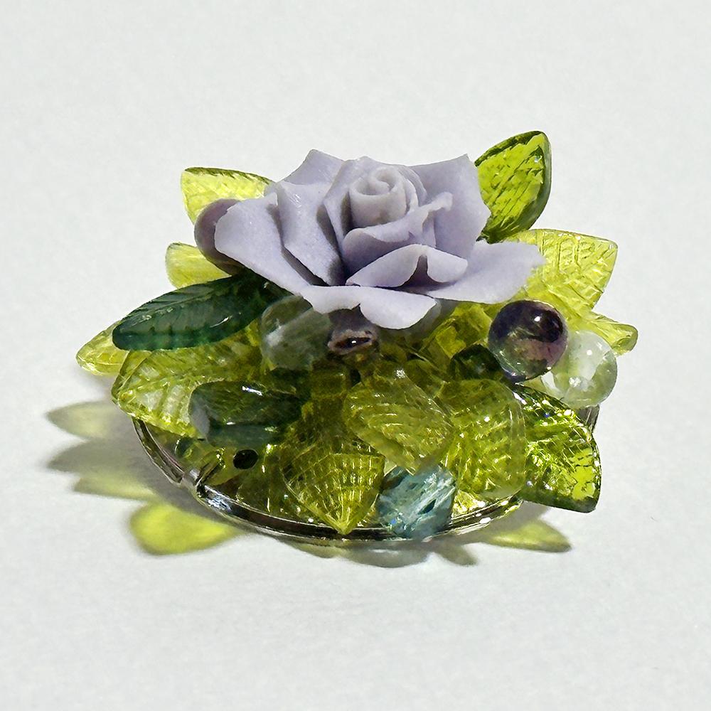 緑の葉と紫の薔薇のエレガントな立体花ブローチ | 6枚目