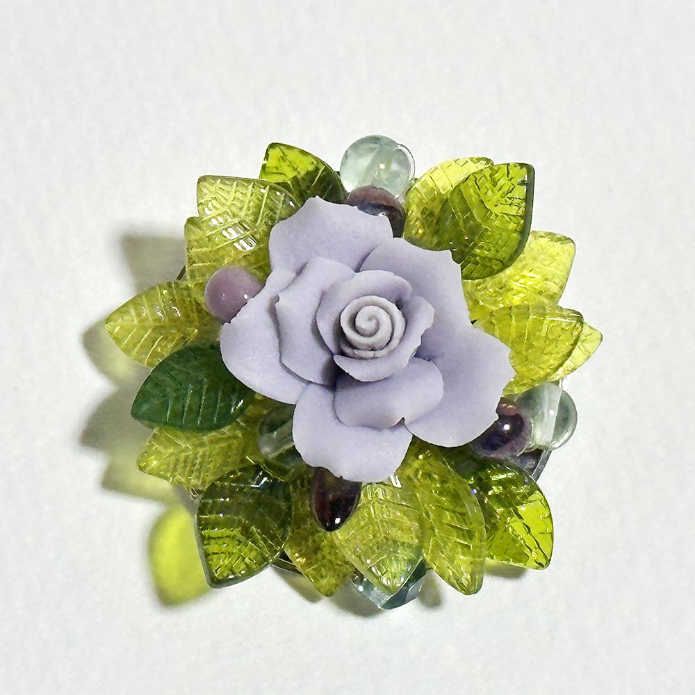 緑の葉と紫の薔薇のエレガントな立体花ブローチ | 7枚目