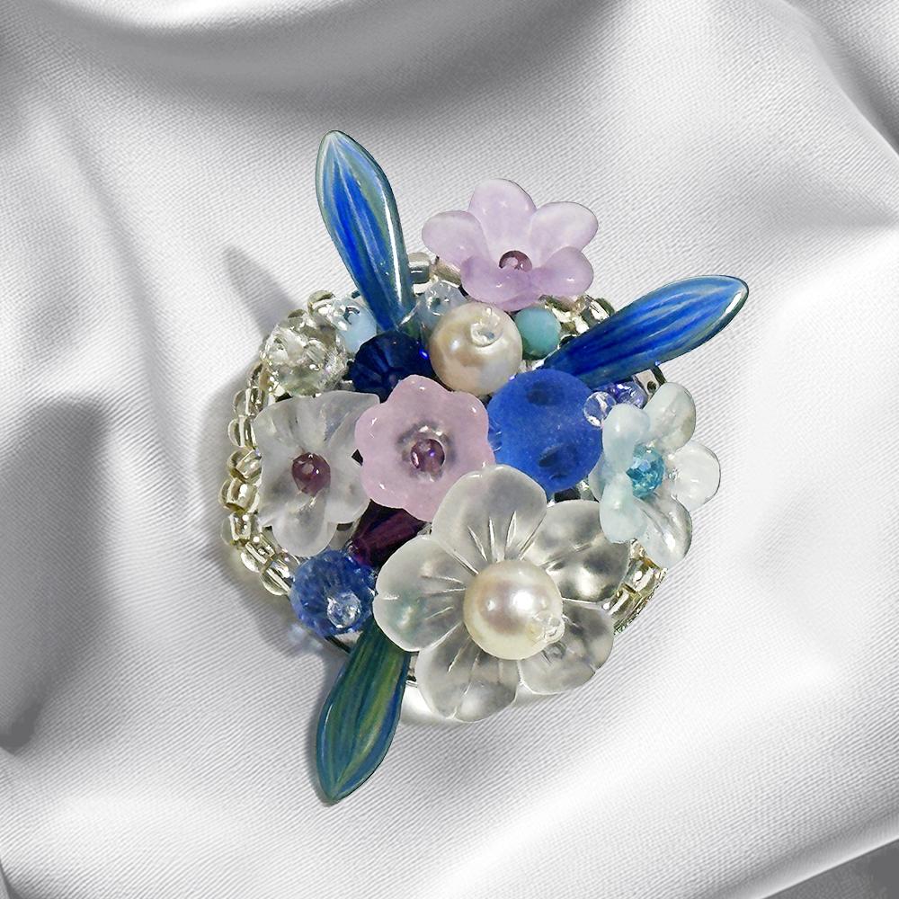 フォーマルやビジネスシーンにも合う立体花ブローチ | 2枚目