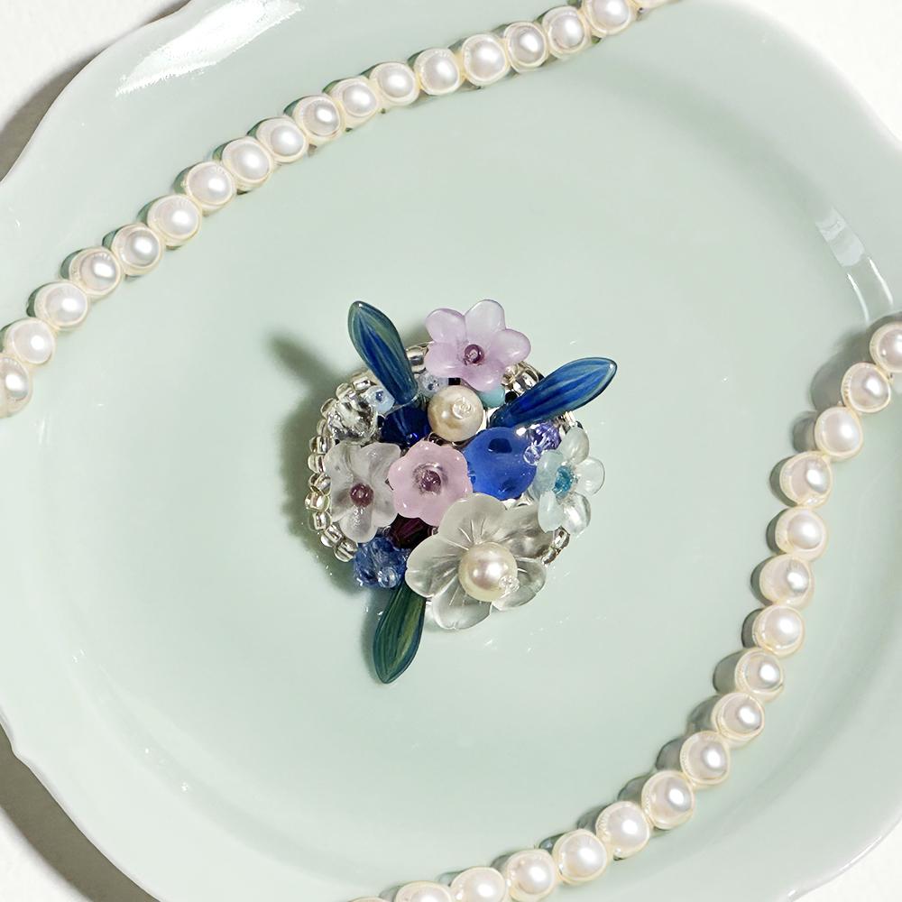 フォーマルやビジネスシーンにも合う立体花ブローチ