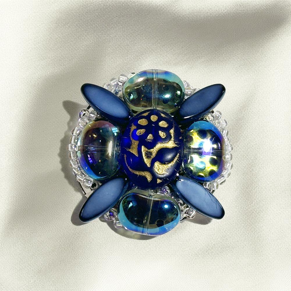 青い大粒ビーズが上品な大人立体花ブローチ | 6枚目