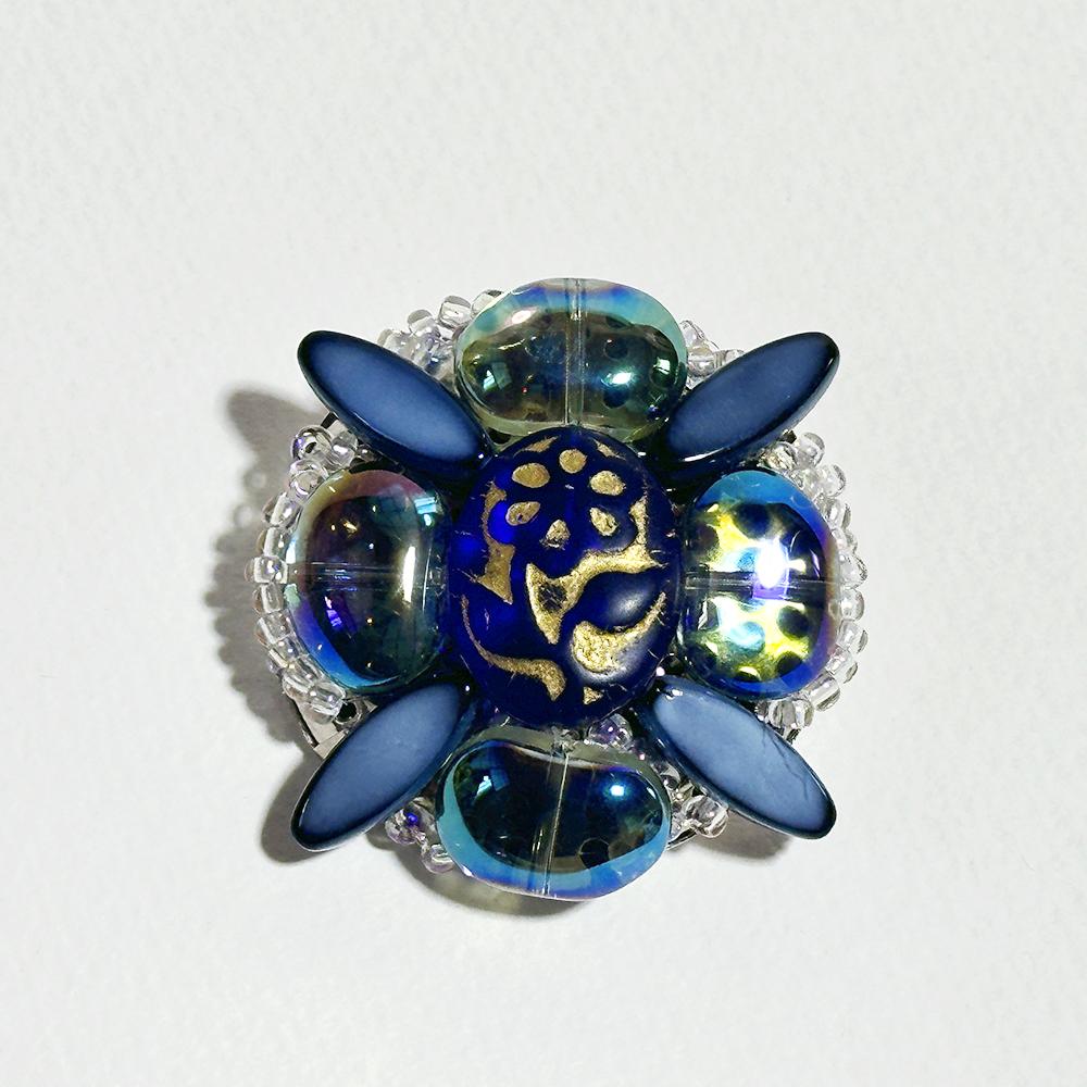 青い大粒ビーズが上品な大人立体花ブローチ | 2枚目