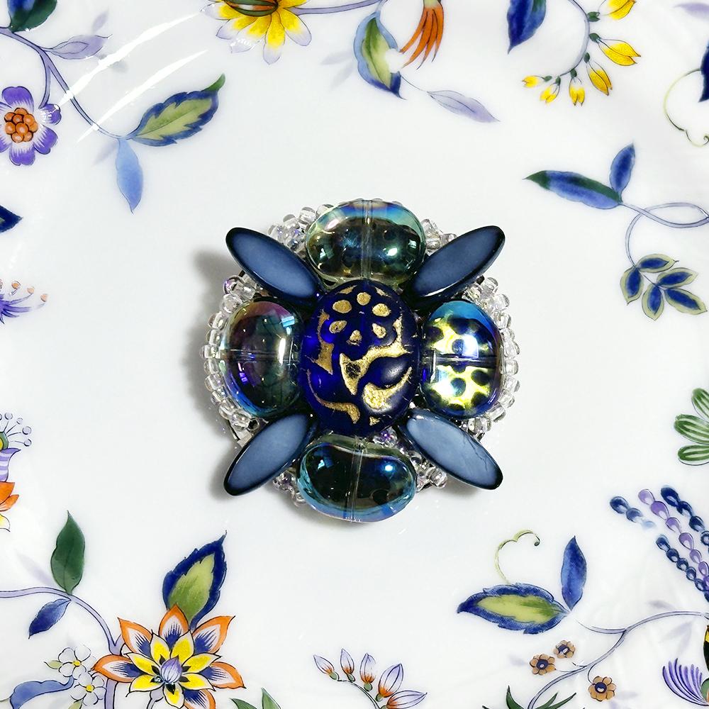 青い大粒ビーズが上品な大人立体花ブローチ