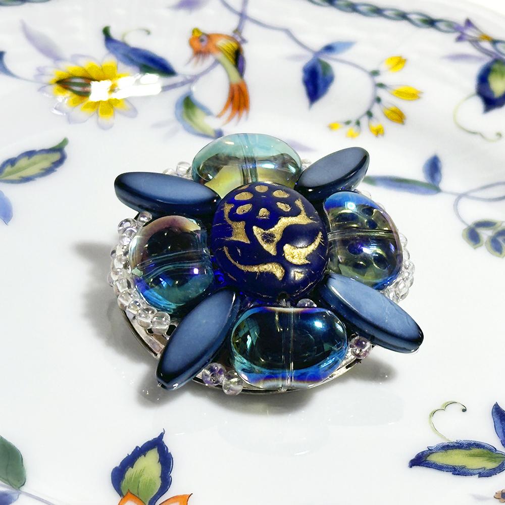 青い大粒ビーズが上品な大人立体花ブローチ | 4枚目