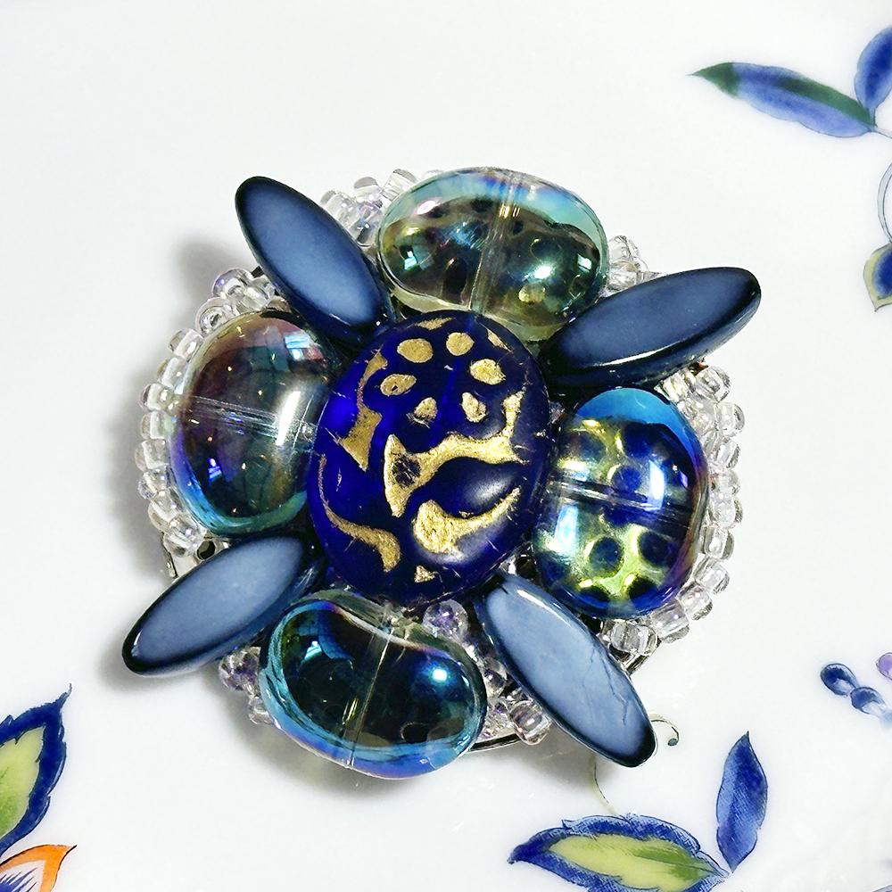 青い大粒ビーズが上品な大人立体花ブローチ | 5枚目