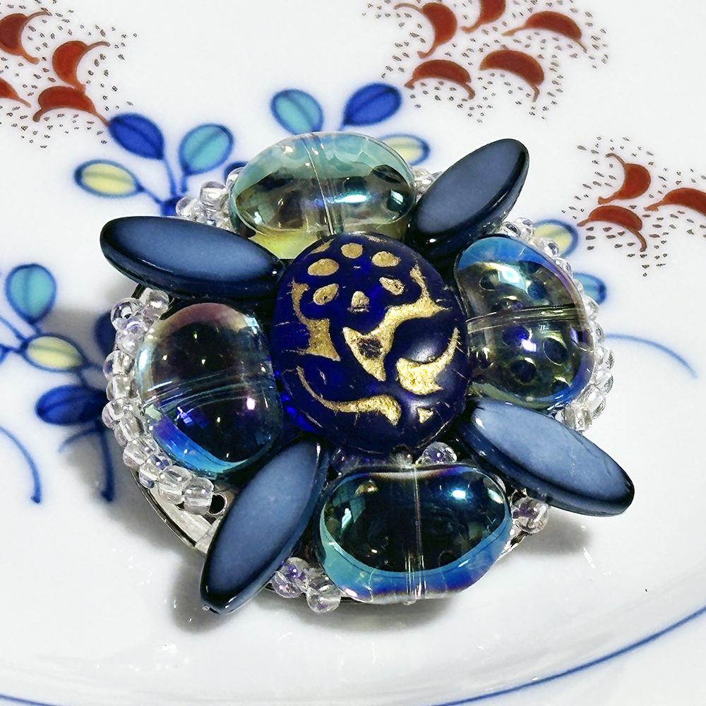 青い大粒ビーズが上品な大人立体花ブローチ | 7枚目