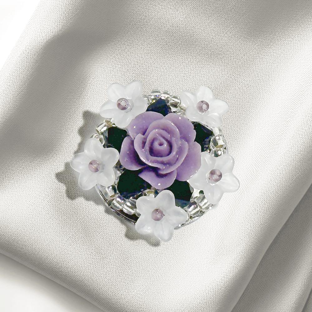 爽やかな色合いでフォーマルやビジネスシーンにも合う立体花ブローチ