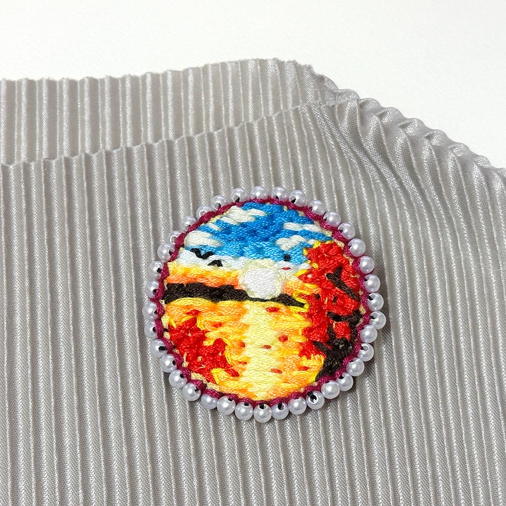 夕焼けと水辺と空のアート刺繍ブローチ　（紅葉／海／水面／川／太陽／パール）1枚目の画像