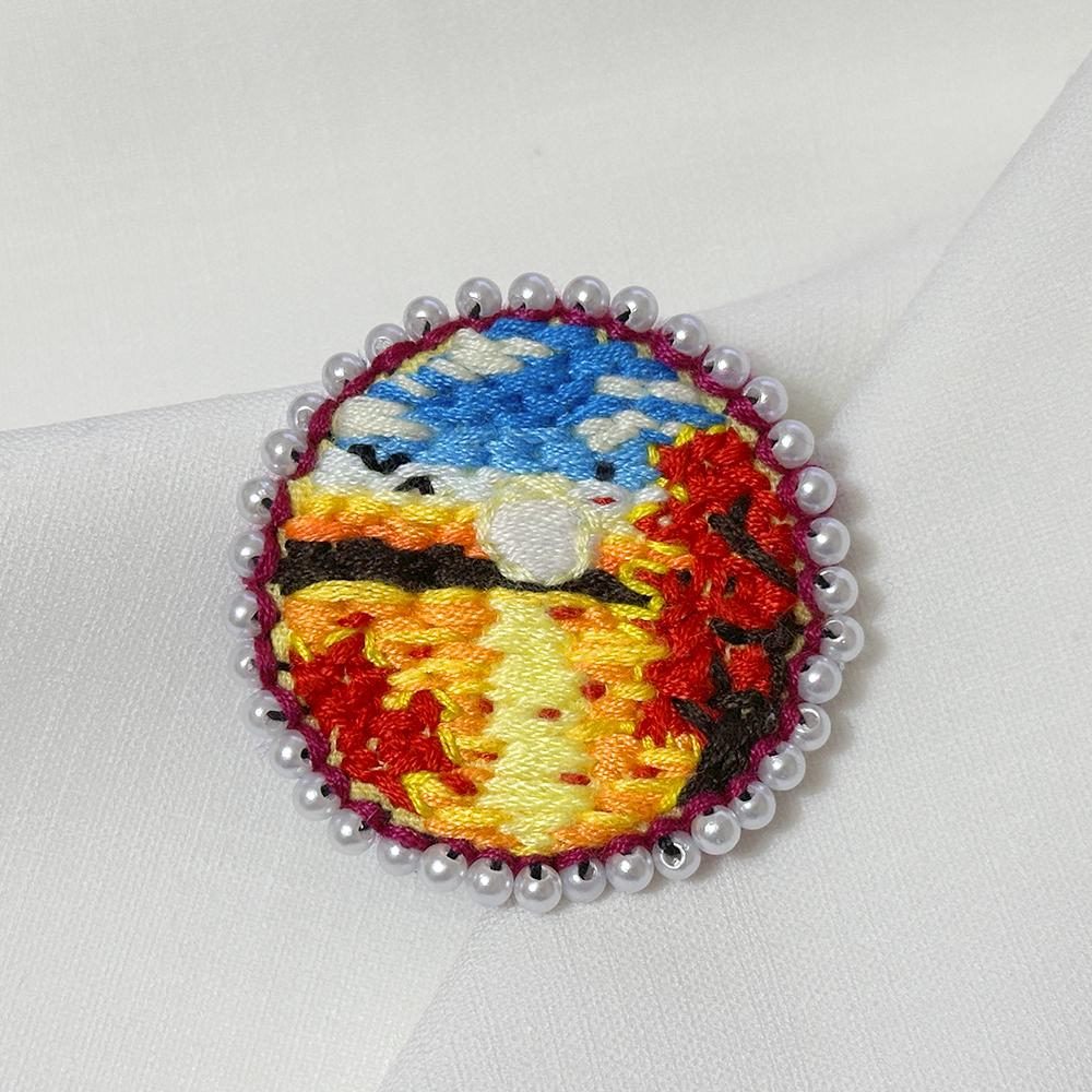 夕焼けと水辺と空のアート刺繍ブローチ　（紅葉／海／水面／川／太陽／パール） | 2枚目