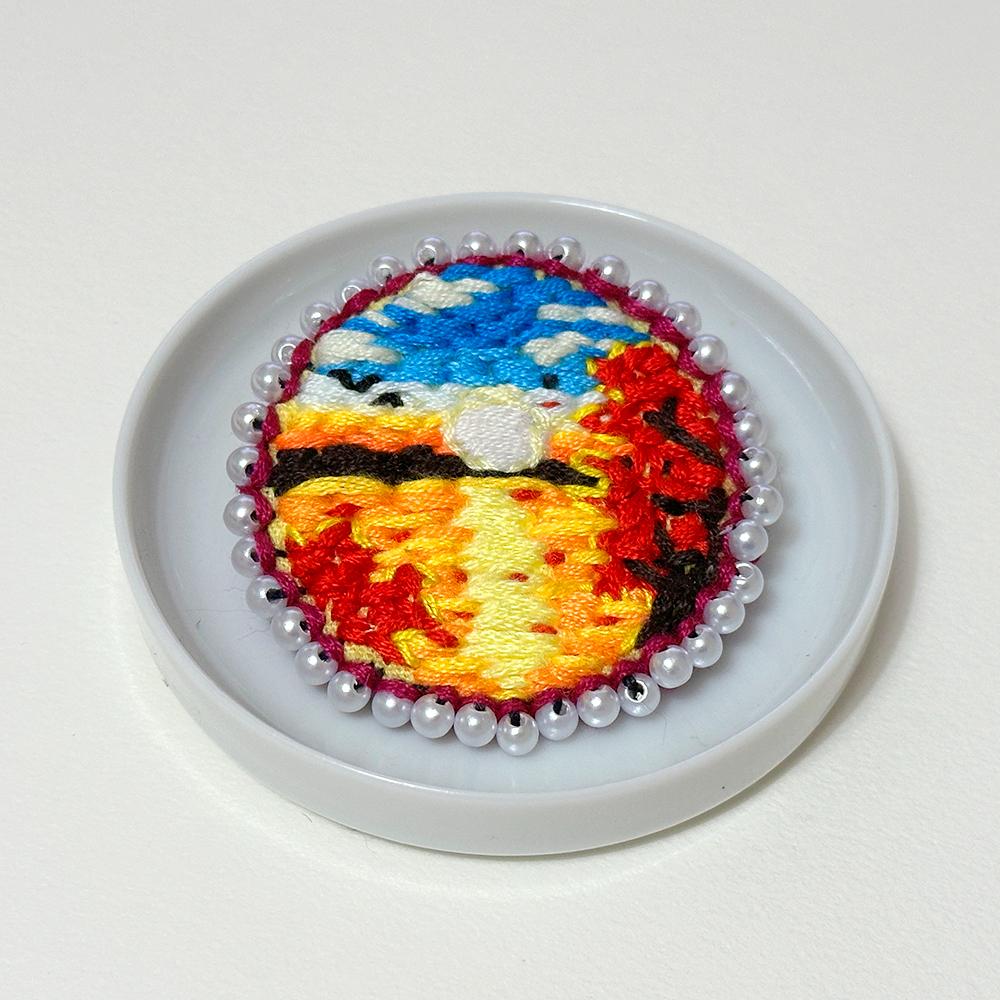 夕焼けと水辺と空のアート刺繍ブローチ　（紅葉／海／水面／川／太陽／パール） | 4枚目