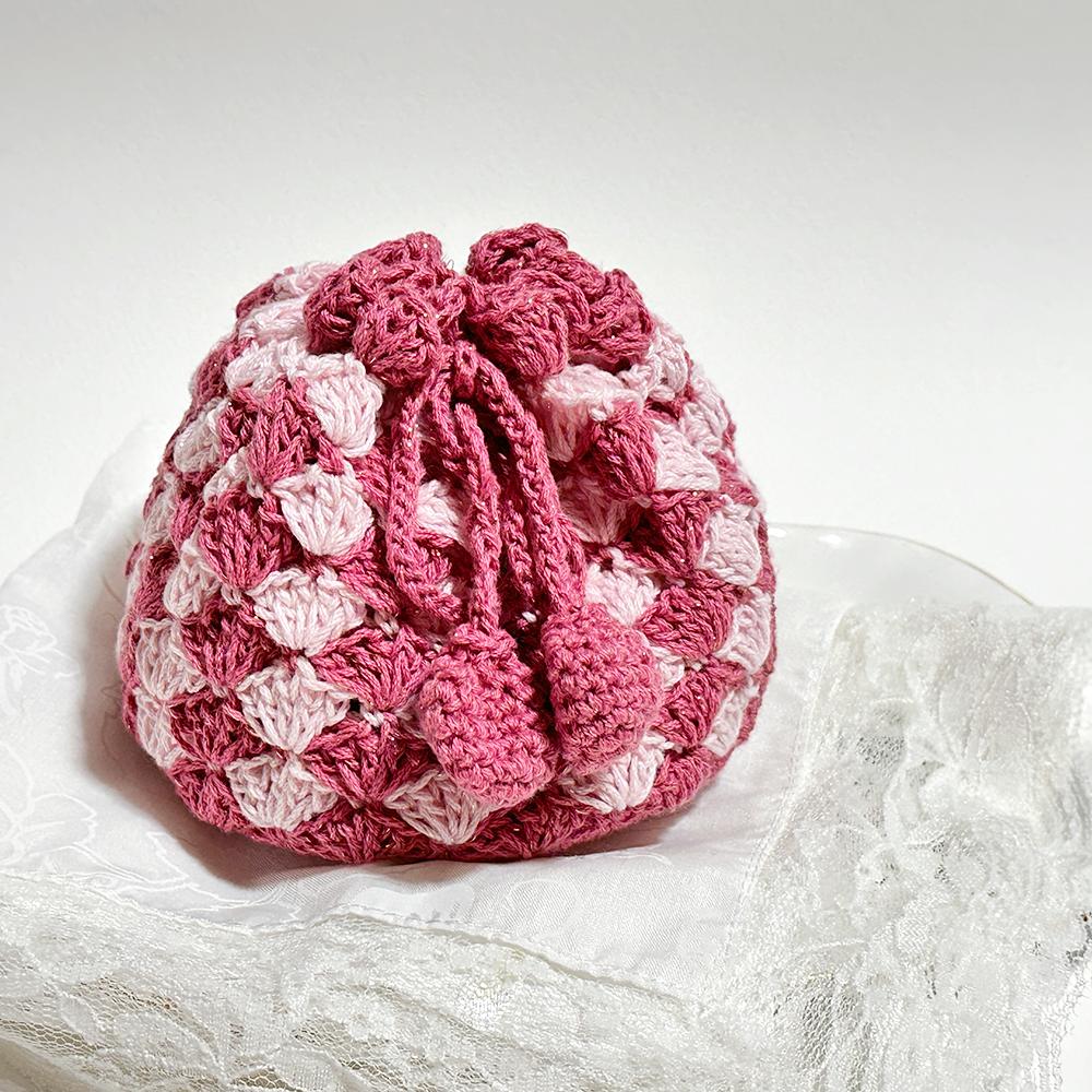 ピンクで優しいカラーの手編みのポーチ　（毛糸ポーチ／かぎ編み／大人可愛い） | 3枚目