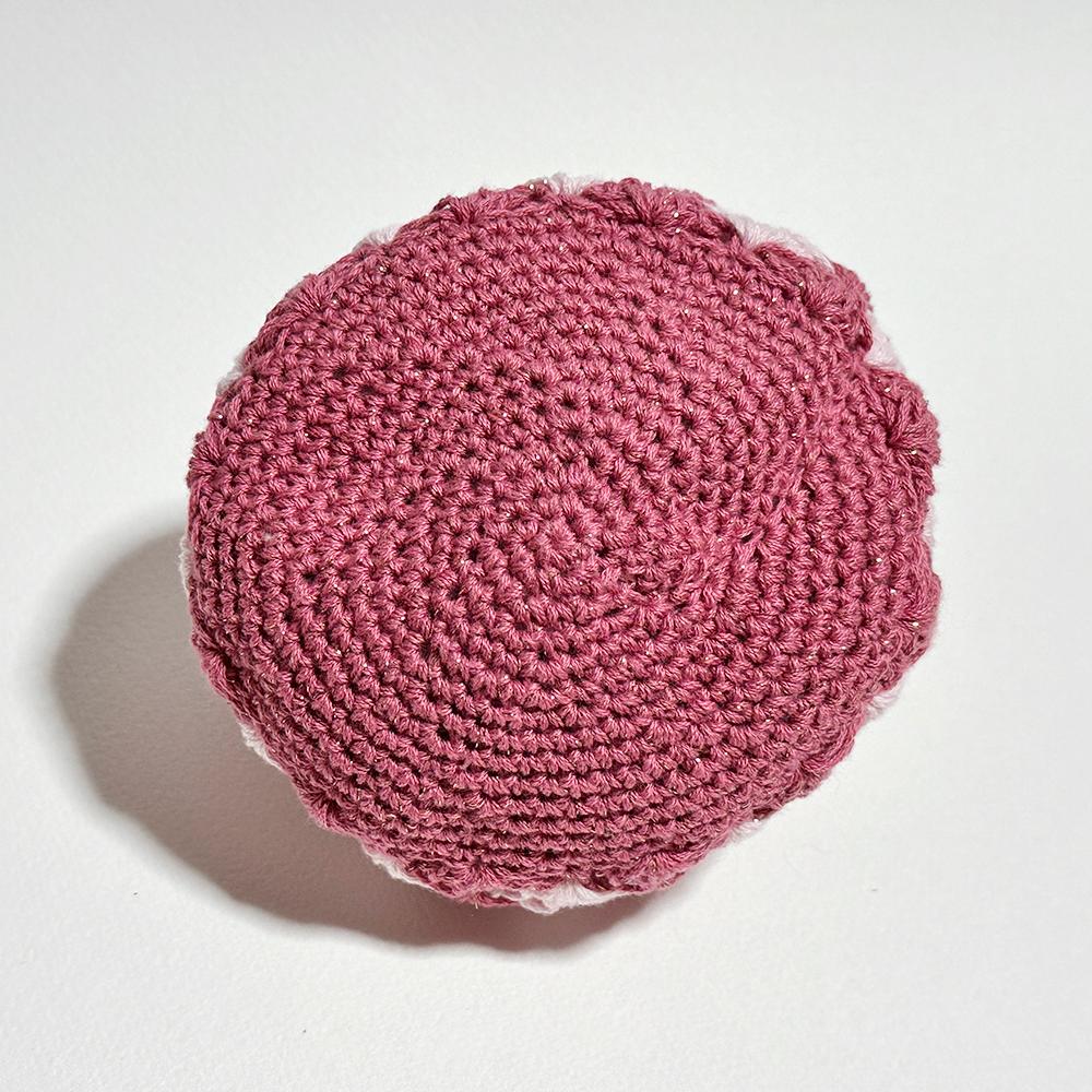 ピンクで優しいカラーの手編みのポーチ　（毛糸ポーチ／かぎ編み／大人可愛い） | 2枚目
