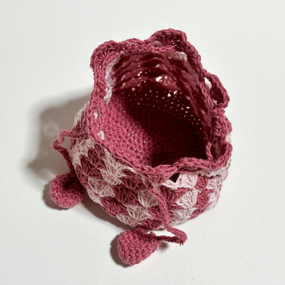 ピンクで優しいカラーの手編みのポーチ　（毛糸ポーチ／かぎ編み／大人可愛い） | 5枚目