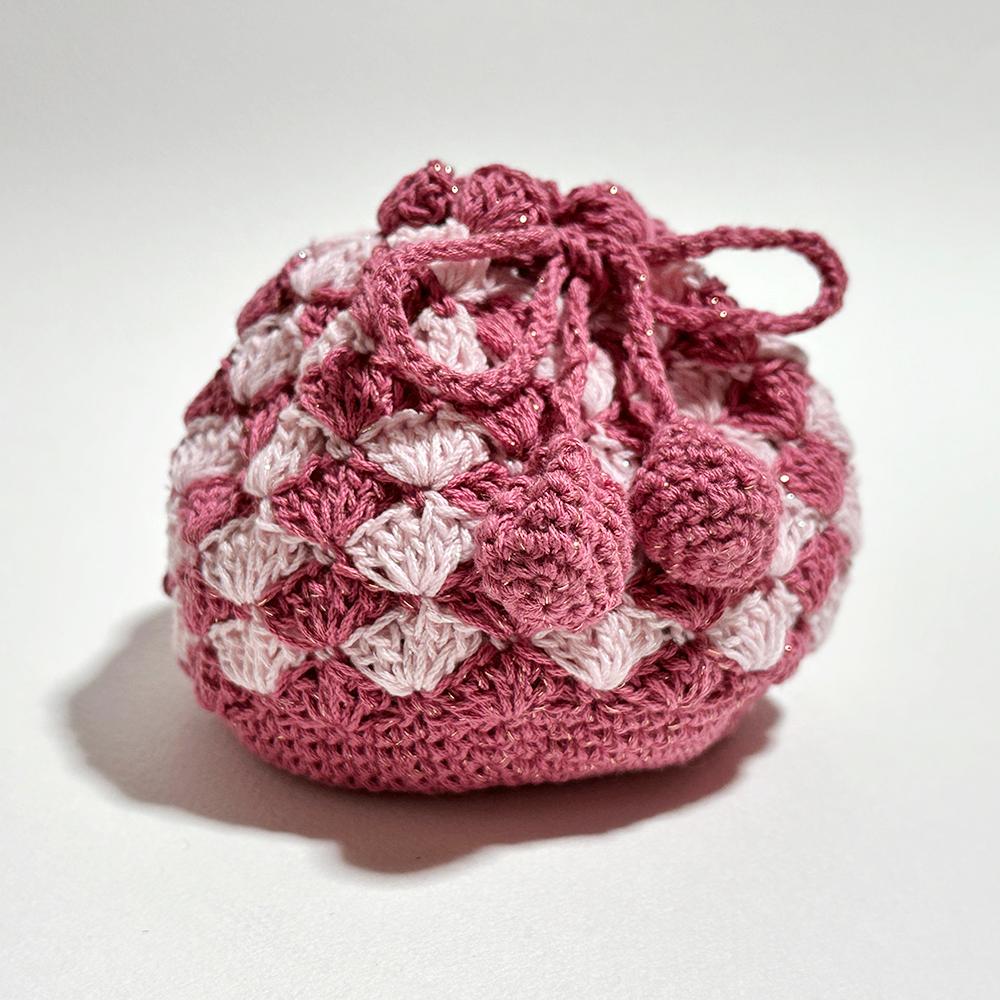 ピンクで優しいカラーの手編みのポーチ　（毛糸ポーチ／かぎ編み／大人可愛い） | 6枚目