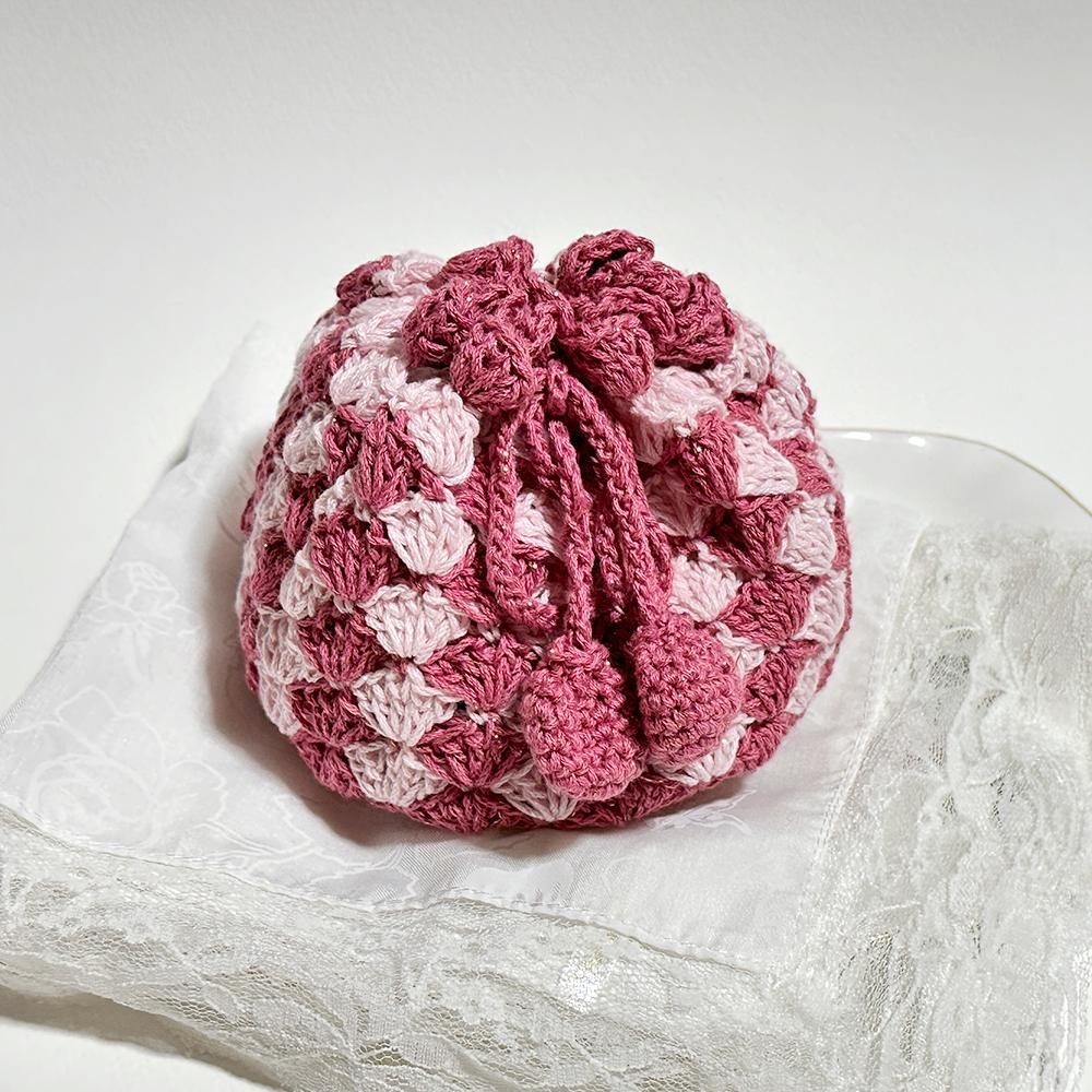 ピンクで優しいカラーの手編みのポーチ　（毛糸ポーチ／かぎ編み／大人可愛い） | 7枚目