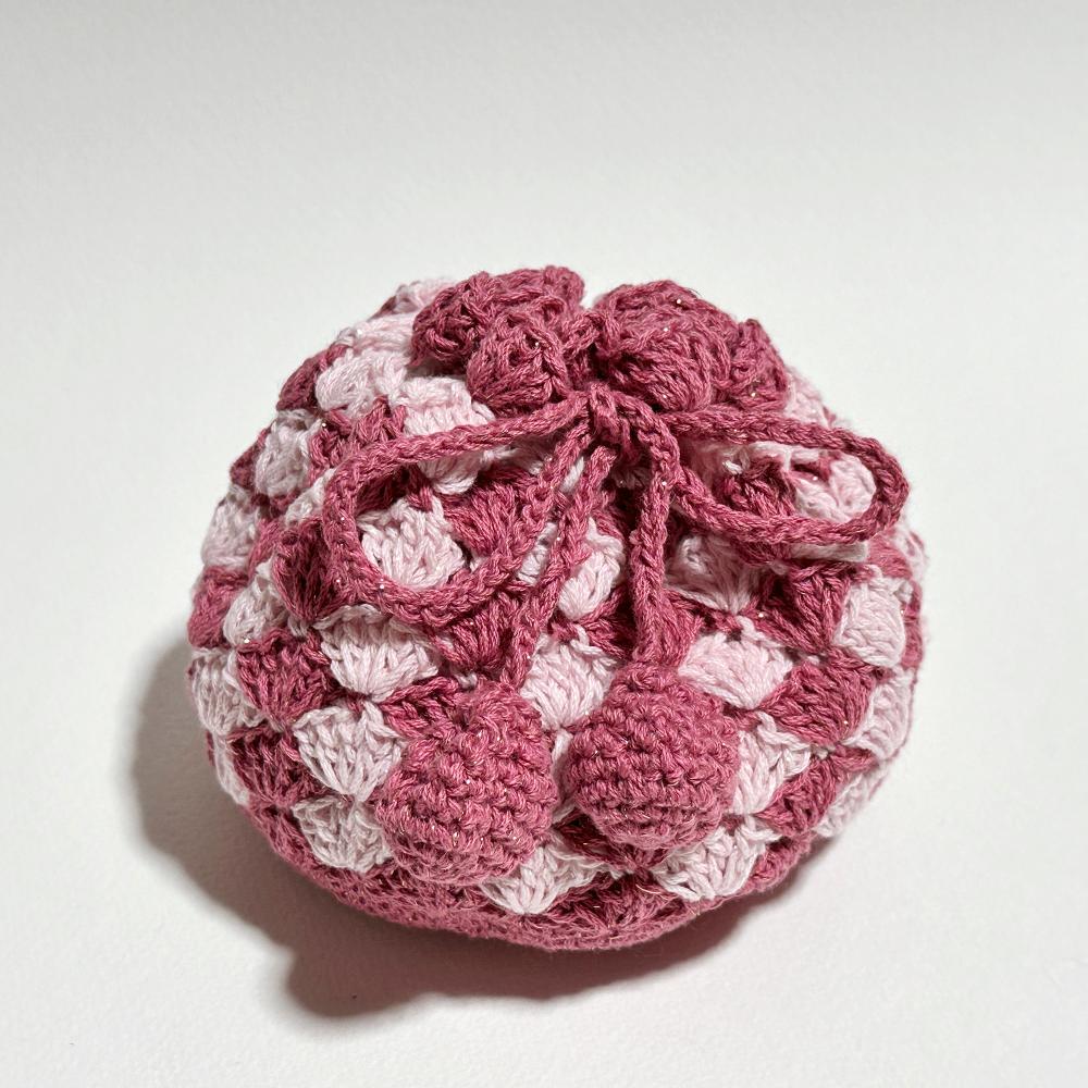 ピンクで優しいカラーの手編みのポーチ　（毛糸ポーチ／かぎ編み／大人可愛い） | 9枚目