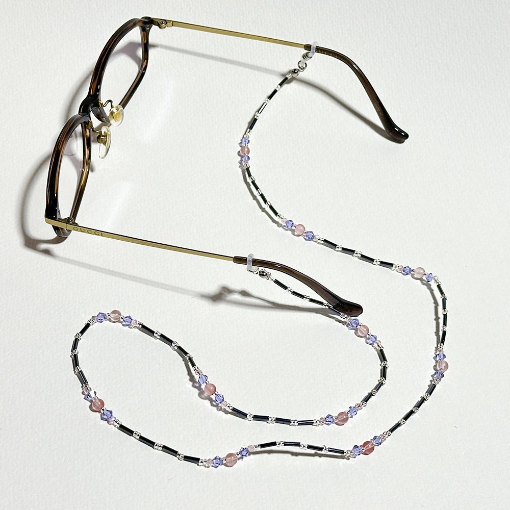 差し色のピンクが大人可愛い眼鏡チェーン　（ビーズアクセサリー／眼鏡ストラップ／サングラスアクセサリー） | 2枚目